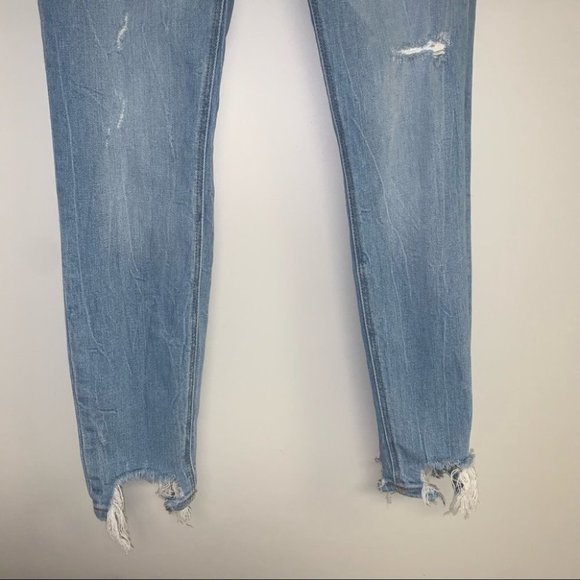 Zara Jeans Women’s  Size 6 US Light Wash Denim Distressed Skinny Cut Frayed Hem - Picture 4 of 9